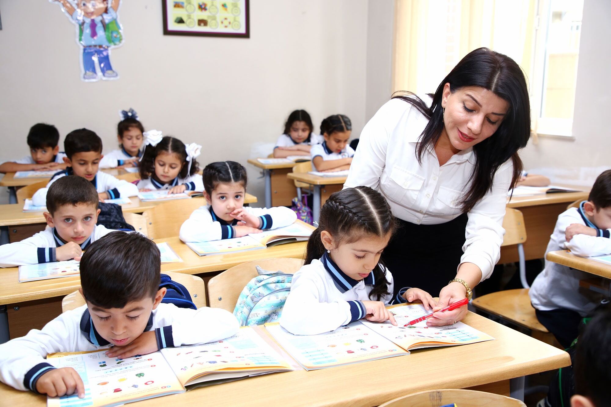 “Məktəbdə ən rahat iş” müzakirəsi: psixoloq, laborant, yoxsa müəllim?