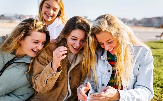 Qızlar gənclik dövründə özünəinamda oğlanları qabaqlayıb- ARAŞDIRMA