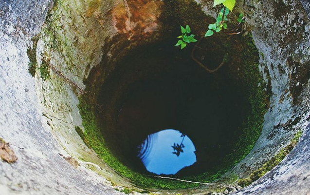 Bir yaşlı qız su quyusuna düşüb öldü