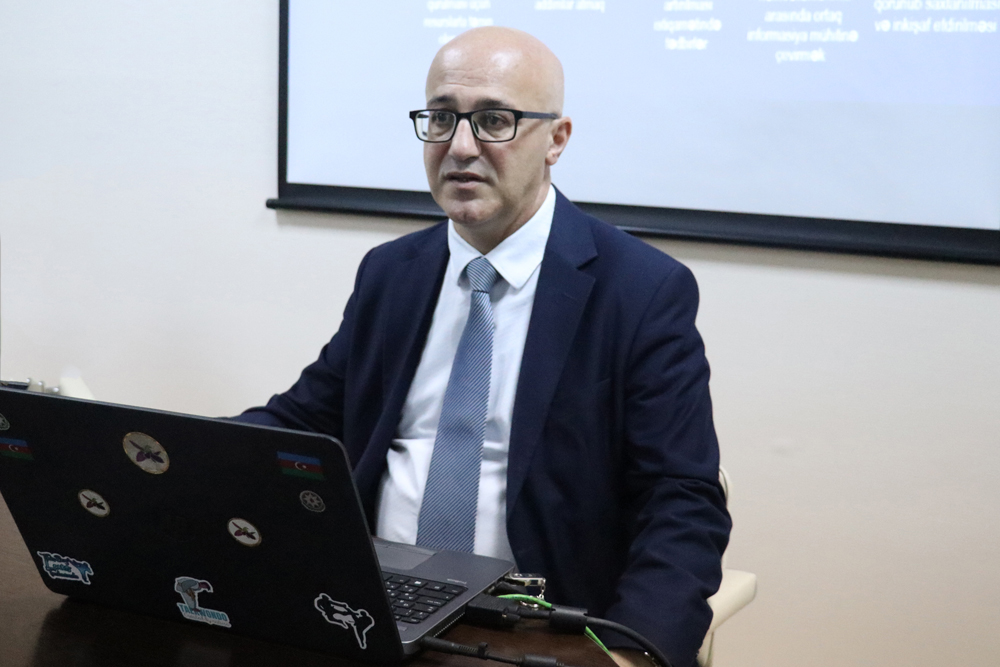 Diasporla İş üzrə Dövlət Komitəsinin şöbə müdiri Azərbaycan Universitetinin tələbələri ilə görüşüb