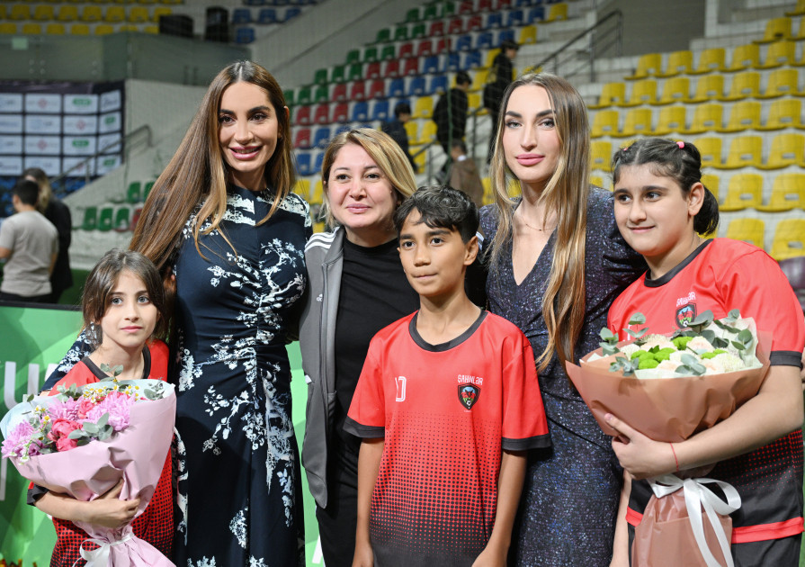 Prezidentin qızları və gəlini minifutbol turnirində - FOTOLAR