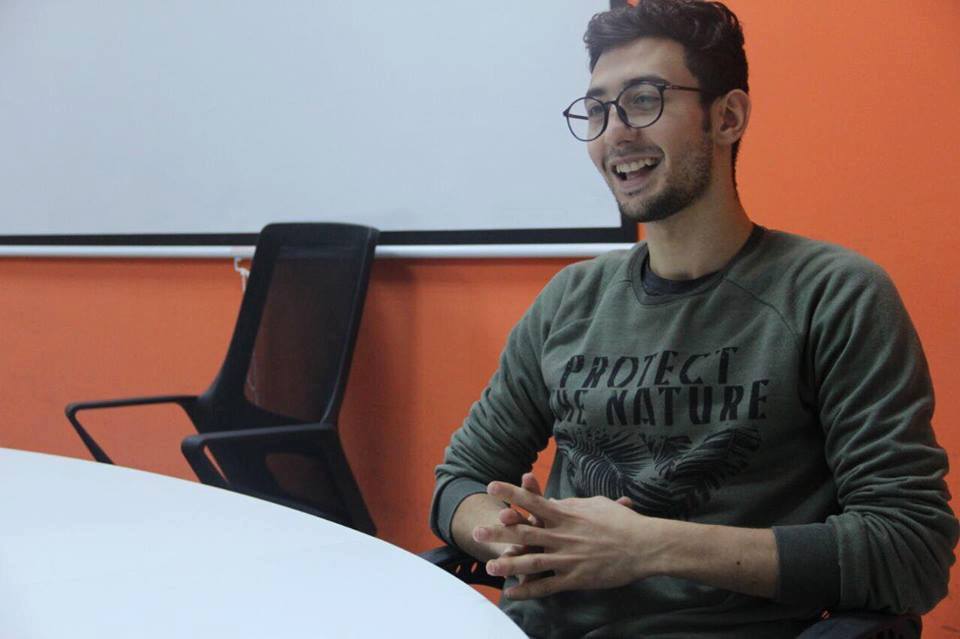 Təhsil problemlərini çəkən məşhur videobloqçu: Deyirlər ki, get fəhlə işlə