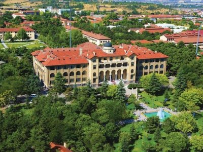 Həyətindəki hər ağacdan bayraq asılan məşhur universitet - FOTOLAR