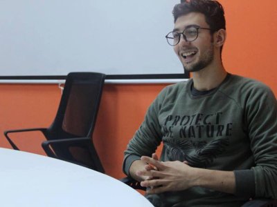 Təhsil problemlərini çəkən məşhur videobloqçu: “Deyirlər ki, get fəhlə işlə”