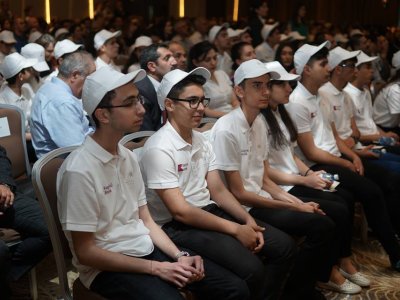 Yeni təhsil naziri olimpiada qaliblərini mükafatlandırdı - VİDEOREPORTAJ