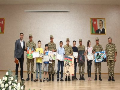 Qalib şagirdlər  mükafatlarını əsgərlərdən aldılar - AzEdu.az-dan növbəti ilk -VİDEOREPORTAJ  