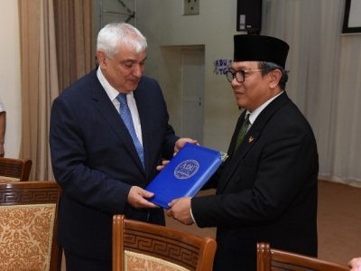 Kamal Abdulla səfirə fəxri professor adı verdi  