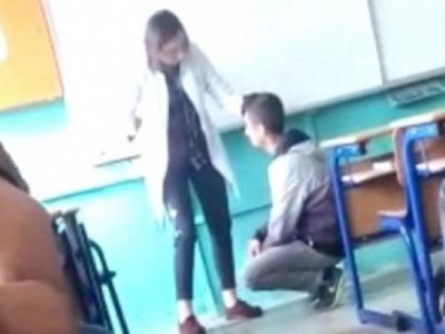 Azərbaycanda müəllim şagirdi vəhşicəsinə döydü