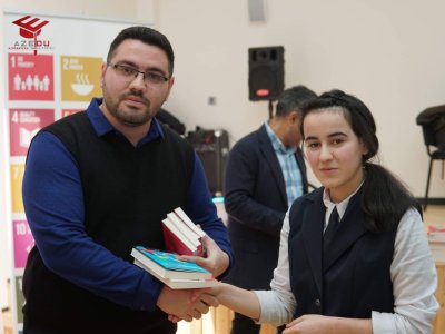 AzEdu.az  Lahıcda məktəblilərə Yeni il hədiyyəsi olaraq, kitab payladı – Müəlliflə birgə
