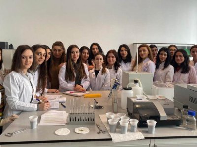 Gənc bioloqlar istehsalat təcrübəsində