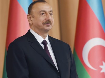 Prezident UNEC-in əməkdaşlarına fəxri adlar verdi  