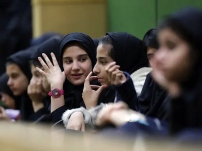 İranda məktəbli qızları kimlər ZƏHƏRLƏYİR...