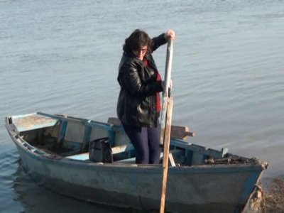 Məktəbə qayıqla gedib-gələn Səidə müəllimə: “Hər gün Kürdən keçməliyəm” - MÜSAHİBƏ+VİDEO