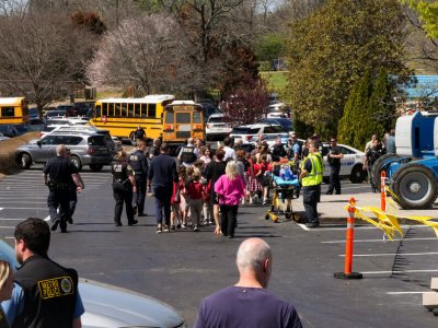 Silahla ibtidai məktəbə hücum etdi, 6 nəfər öldürdü
