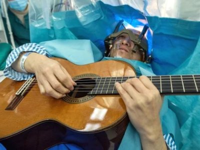 Müəllim beyin əməliyyatı zamanı gitara çaldı