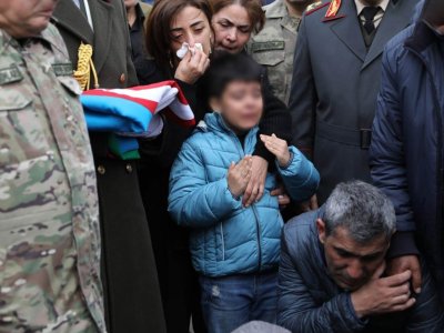 Atasının məzara qoyulma anını görmək azyaşlı uşağa ağır travma yaşadır - PSİXOLOQ