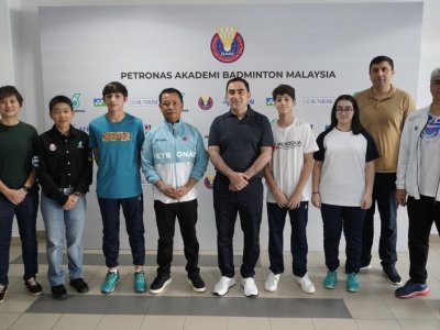 Taleh Ziyadov Malayziyada təhsil alan badmintonçularla görüşüb