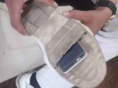 Abituriyentin fırıldağı - Telefonu ayaqqabısında belə gizlətmişdi - FOTO