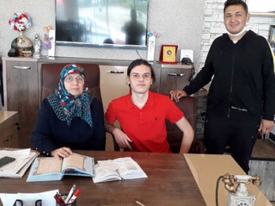 68 yaşlı tələbə dərslərə kənddən onlayn qatılır