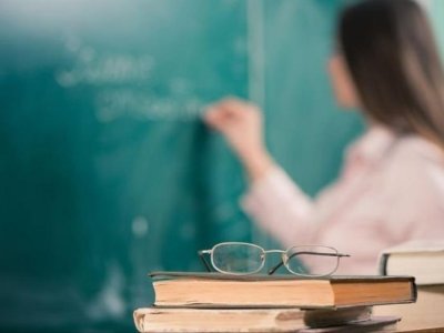 Müəllim “vakansiya gizlədilir” deyir, İdarə isə təkzib edir    