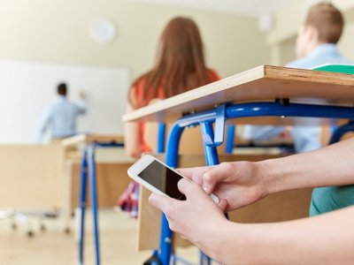 Alim: “Test üsulu və mobil telefonlar uşaqları robotlaşdırır”