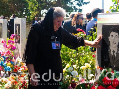 Məzar başında gözüyaşlı qalanlar - Anım günündən FOTOREPORTAJ