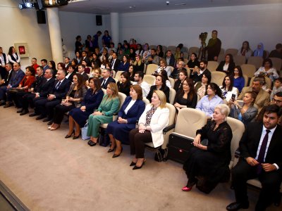 Uşaqlardan maraqlı tamaşa sərgi kompozisiyası