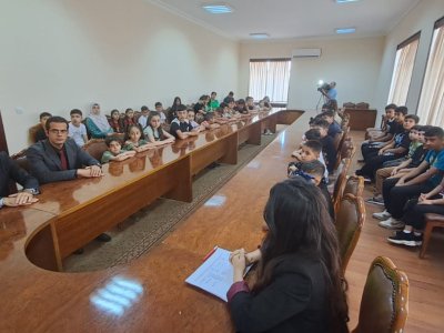 Sosial qayğıya ehtiyacı olan uşaqlara məktəbli geyimləri verilib