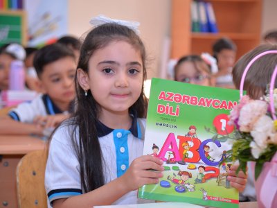 Paytaxt məktəblərində Bilik Günü qeyd olunub