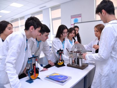 Paytaxtda 17 mindən çox şagird təmayül siniflərdə təhsil alır