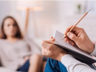 Təhsilsiz "psixoloqlar" cəmiyyətə zərər verir: Bu sahəyə nəzarət yoxdur?