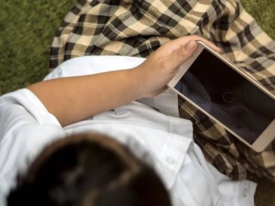 Şagirdlərin telefon bəlası: Qadağa nəticə verəcəkmi?