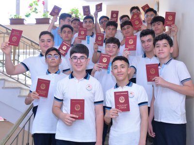 Paytaxtda IX sinif üzrə 2 370 nəfər məktəbi fərqlənmə attestatı ilə bitirib