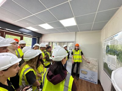 Tələbələr Böyük Britaniyanın ən böyük su elektrik stansiyasında olublar