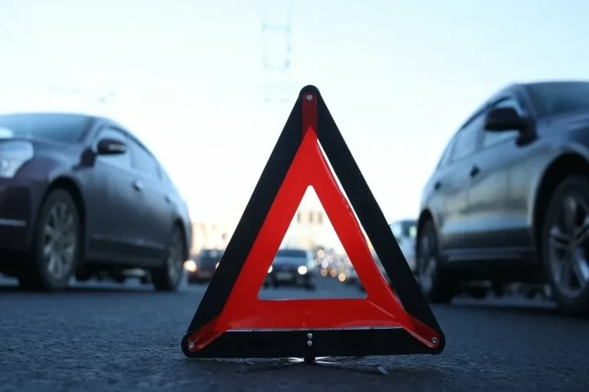 Üç avtomobilin toqquşması nəticəsində xəsarət alanlar arasında yeniyetmə var