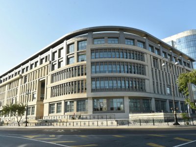 Güclü külək məktəbin darvazasını aşırıb