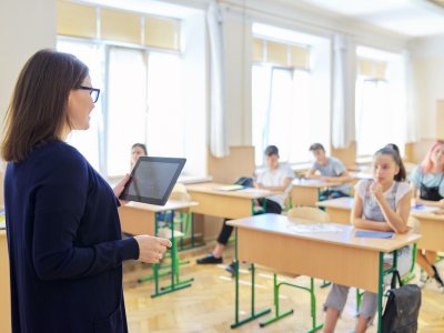 Xarici ölkələrdə müəllimlər nə qədər maaş alır?