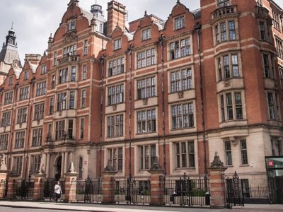 Şagirdlər London məktəblərini tərk edirlər