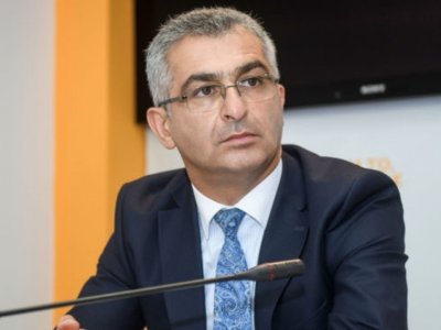 Kurikulumun icrasında həm resurs, həm idarəetmə problemi var