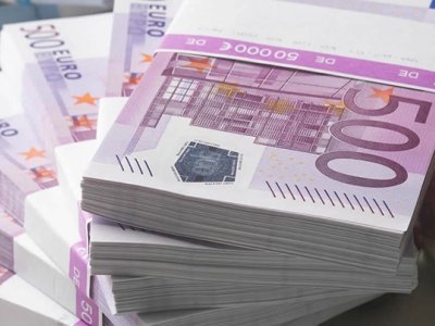 Bu ölkədə məktəblilərə 500 avro yardım edilib