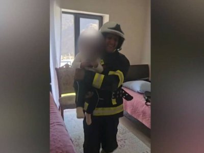 Kəlbəcərdə mənzildə bağlı qapı arxasında qalan azyaşlı xilas edilib 