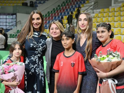 Prezidentin qızları və gəlini minifutbol turnirində - FOTOLAR