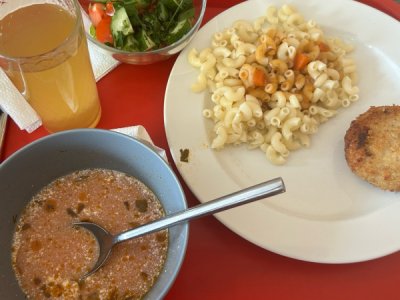 Bu ölkədə məktəblilərə pulsuz isti yeməklər veriləcək