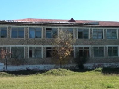 Bu məktəbdə dərslər dəhlizdə keçirilir - Valideynlərdən ŞİKAYƏT