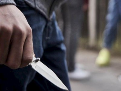 Abşeronda yeniyetmə oğlan tanışını bıçaqlayıb