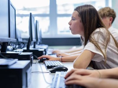 İngiltərədə şagird azlığı problemi: 12% yer boş qalıb