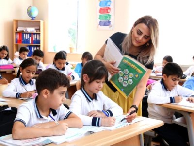 Müəllimin işi məktəbdə bitmir: “Problem saatlarda yox, sistemdədir”