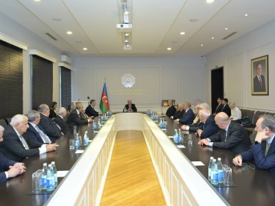 Emin Əmrullayev yüksək dövlət təltiflərinə layiq görülmüş alimlərlə görüşüb