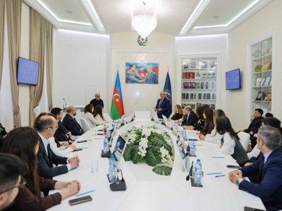 Kembric Universitetinin professoru UNEC-də tədqiqatçılarla görüşüb