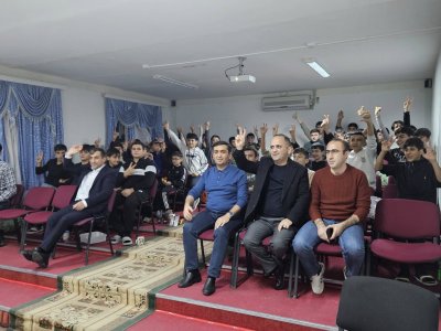 Təhsil idarəsinin nümayəndələri şagirdlərlə "Qarabağ"ın oyununu izləyiblər